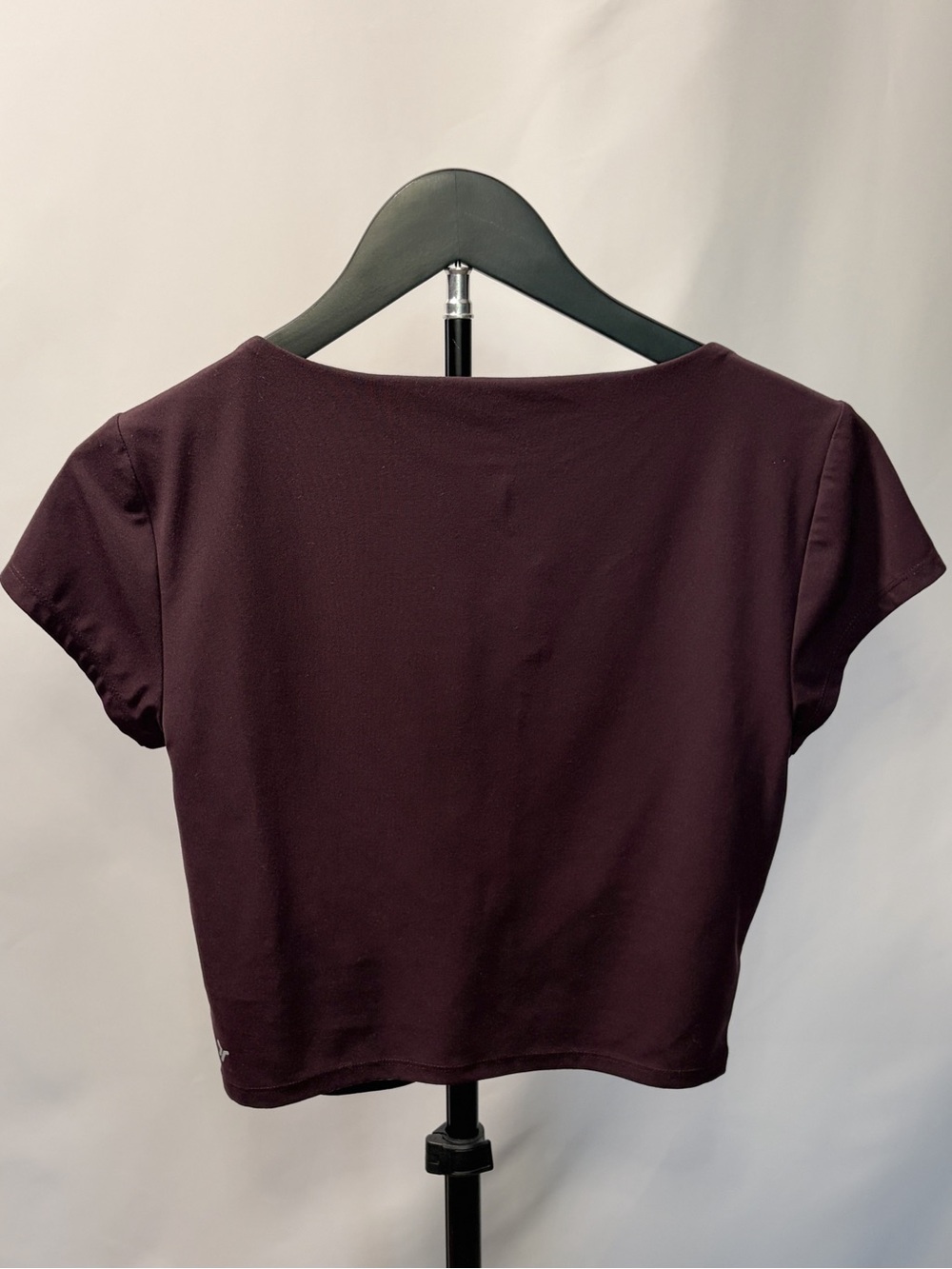 Old Navy Plum V-Neck Ruched Athletic Crop Top - Picture 3 of 7